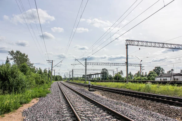 Demiryolu yazında, küçük bir istasyon