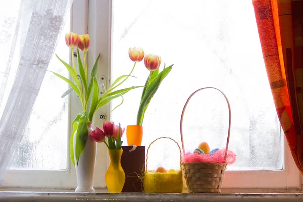 Tulipes Dans Vase Œufs Teints Dans Panier — Photo