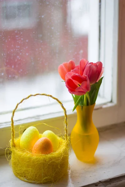 Tulipes Dans Vase Œufs Teints Dans Panier — Photo