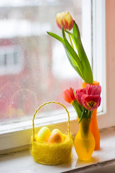Tulipany Wazonie Barwione Jajka Koszyku — Zdjęcie stockowe