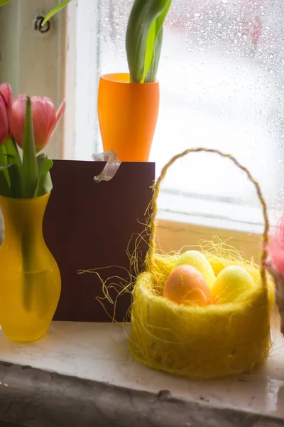 花瓶中的郁金香花束 Baskettulip 和染色鸡蛋中染色的鸡蛋 — 图库照片