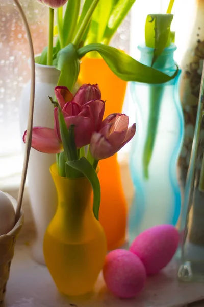 Œufs Pâques Peints Tulipes Dans Vase — Photo