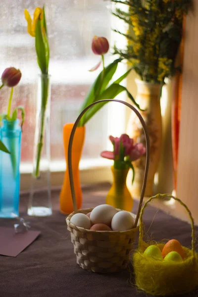 Œufs Pâques Peints Tulipes Dans Vase — Photo