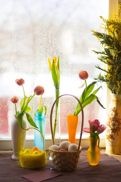 Œufs Pâques Peints Tulipes Dans Vase — Photo