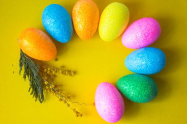 Sarı bir arka plan üzerine boyalı yumurta