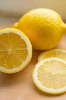 Sarı limon bir tahta üzerine dilimlenmiş
