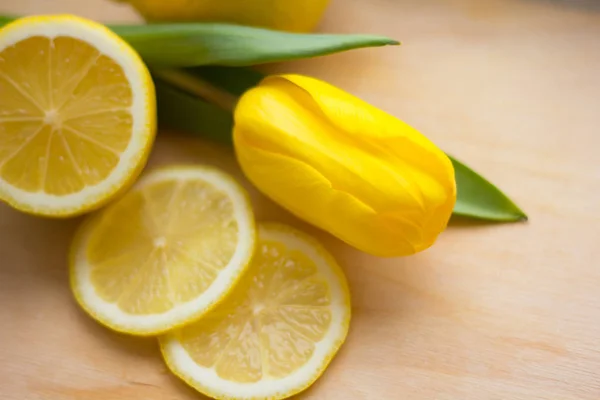 Limón Rodajas Tulipán Amarillo Una Tabla —  Fotos de Stock