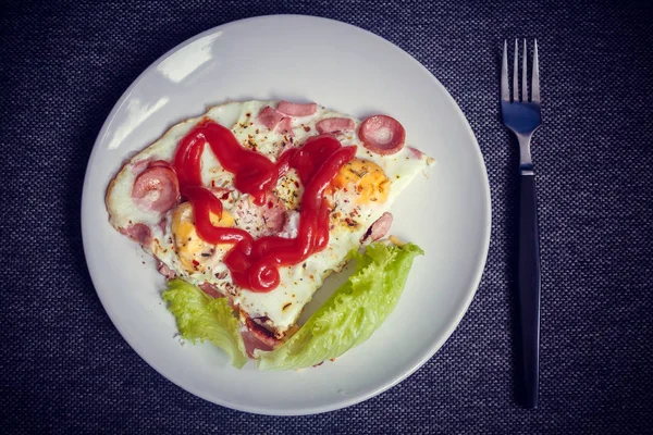 Утренний Завтрак Жареные Яйца Колбасой Кетчупом — стоковое фото