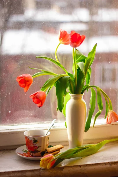 窓辺の花瓶のチューリップ — ストック写真