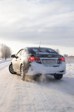 Rusya, Gatchina - 22 Ocak 2019: Karlı yolda siyah araba