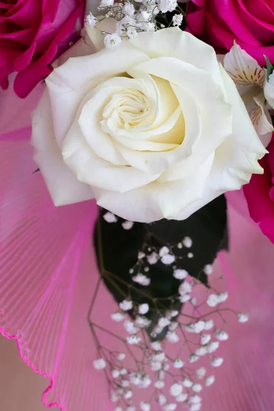 Virágcsokor fényes virágokkal. Virágos rózsák háttere. Gyönyörű virágok. Ajándék az ünnepre.. — Stock Fotó