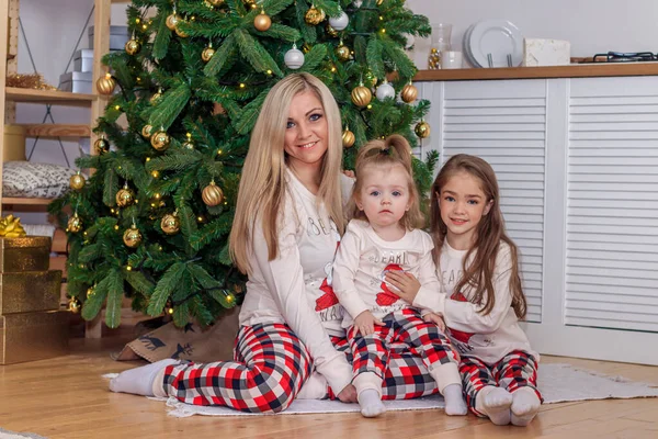 Mãe Filhas Árvore Natal Época Natal Irmãs Feliz Natal Boas — Fotografia de Stock