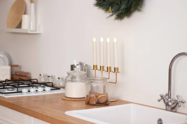 明るいクリスマスキッチン キッチンのインテリア 休日の装飾 家の中の暖かさと快適さ — ストック写真