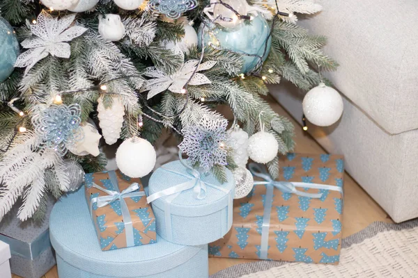 Weihnachtsgeschenk liegt unter dem Baum. Neujahr und Weihnachten. Geschenk. Magie. verpacktes Geschenk. schönes Paket. Verbeugung auf der Verpackung. — Stockfoto