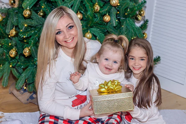 Maman et filles au sapin de Noël. La saison de Noël. Mes soeurs. Joyeux Noël et joyeuses vacances maman joyeuse et ses jolies filles échangent des cadeaux . — Photo