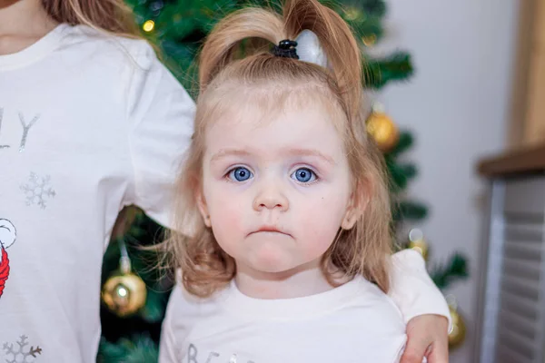 Pequena menina bonita perto da árvore de Natal. Ano Novo e Natal. Decoração de árvore de Natal . — Fotografia de Stock