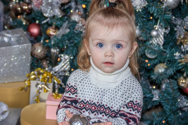 Pequena menina bonita perto da árvore de Natal. Ano Novo e Natal. Decoração de árvore de Natal . — Fotografia de Stock