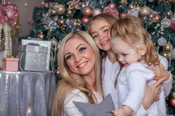 Mãe e filhas na árvore de Natal. Época de Natal. Irmãs. Feliz Natal e boas festas Mãe alegre e suas filhas bonitos trocar presentes . — Fotografia de Stock