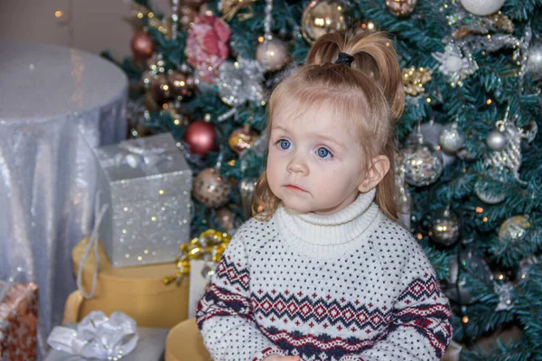 Pequena Menina Bonita Perto Árvore Natal Ano Novo Natal Decoração — Fotografia de Stock