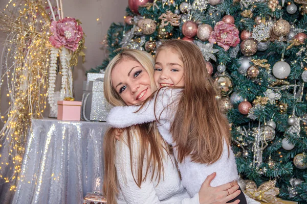 Mutter Und Tochter Posieren Neben Dem Weihnachtsbaum — Stockfoto