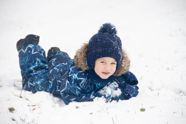 Little Boy Lying Snow While Playing Winter Park — Stock Photo, Image