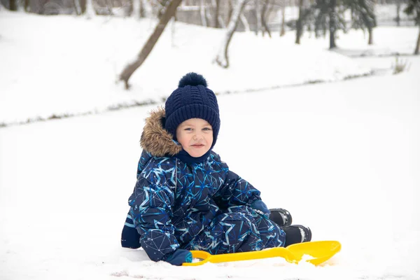 Petit Garçon Marchant Dans Parc Saison Hiver — Photo