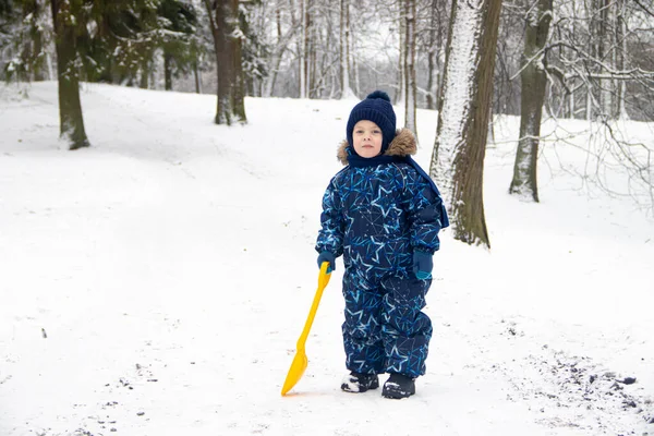 Petit Garçon Marchant Dans Parc Saison Hiver — Photo