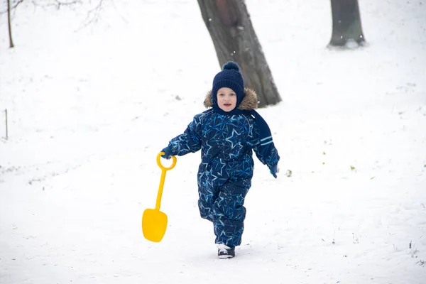 Petit Garçon Marchant Dans Parc Saison Hiver — Photo