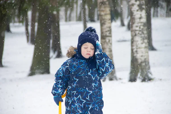 Petit Garçon Marchant Dans Parc Saison Hiver — Photo