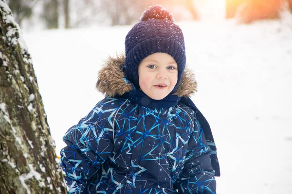 Petit Garçon Marchant Dans Parc Saison Hiver — Photo