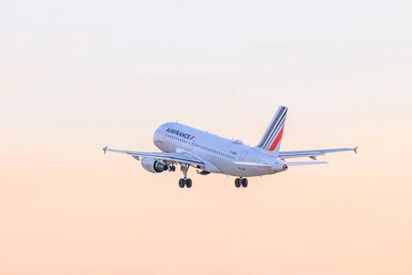 O avião está a descolar. Avião no aeroporto. Aeroporto na Rússia. Observação oficial do outono em São Petersburgo, Rússia, Pulkovo 22 novembro 2019 — Fotografia de Stock