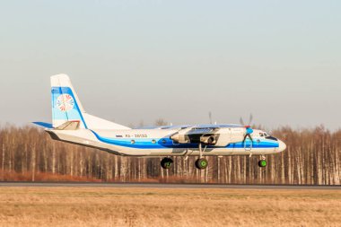 Havaalanında bir uçakla. Rusya 'nın resmi sonbahar havalimanı 22 Kasım 2019 tarihinde St. Petersburg, Rusya, Pulkovo' da görüldü.