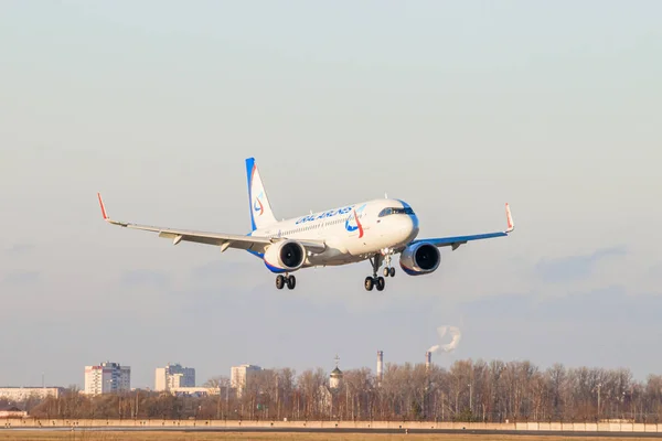 Con un avión en el aeropuerto. Aeropuerto en Rusia Otoño oficial manchado en San Petersburgo, Rusia, Pulkovo 22 Noviembre 2019 — Foto de Stock