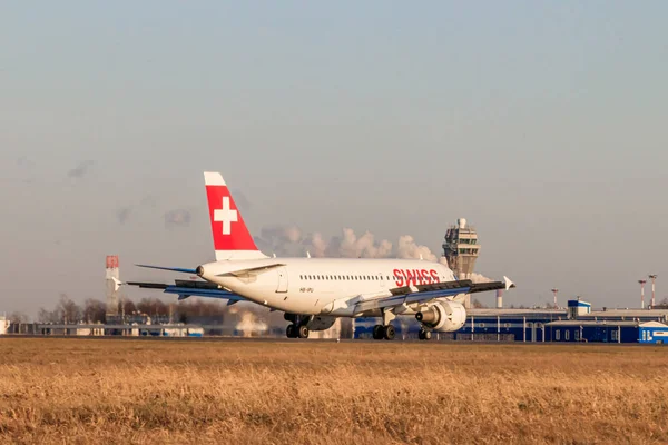 Med ett plan på flygplatsen. Flygplats i Rysslands officiella höstskådning i Sankt Petersburg, Ryssland, Pulkovo 22 november 2019 — Stockfoto