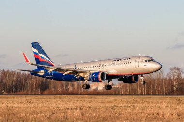 Uçak kalkıyor. Havaalanında uçak var. Rusya 'daki havaalanı. Rusya, St. Petersburg, Pulkovo 'da resmi sonbahar mevsimi 22 Kasım 2019