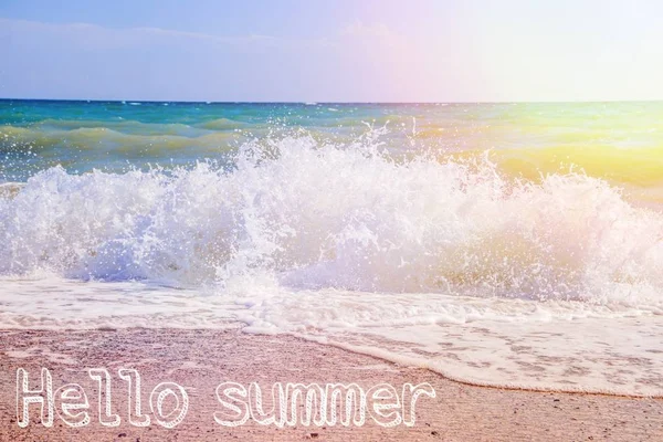 Банер Привіт літо. Море. Морська хвиля. Літо. Сонячна погода. Новий сезон . — стокове фото
