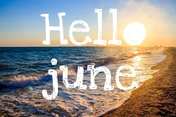バナーこんにちは6月。海だ海の波夏だ天気は晴れ。新シーズン. — ストック写真