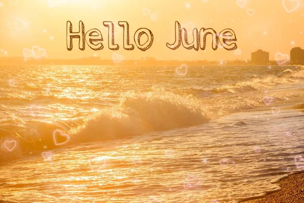 バナーこんにちは6月。海だ海の波夏だ天気は晴れ。新シーズン. — ストック写真
