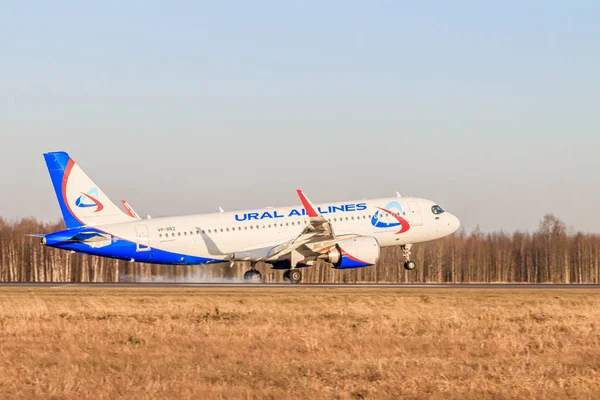 Rusia San Petersburgo Julio 2018 Avión Aterrizando Aeropuerto Durante Día — Foto de Stock