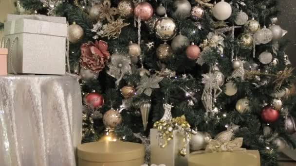 Ingepakte Cadeautjes Onder Kerstboom — Stockvideo