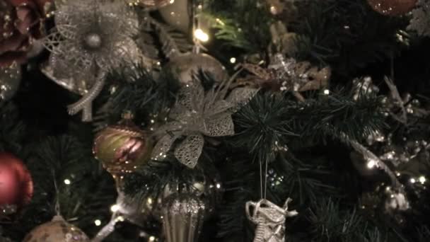 用小玩意儿和花环装饰圣诞树 — 图库视频影像