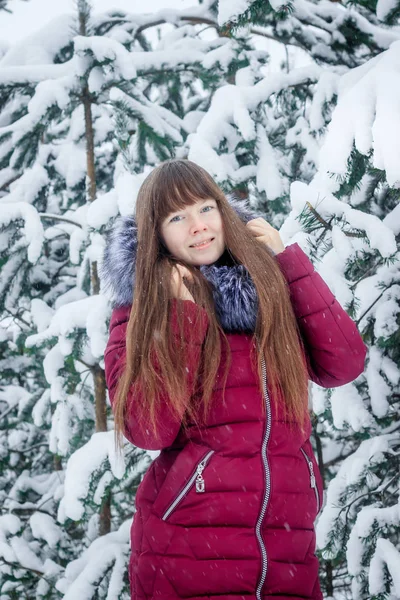 Dziewczyna Płaszczu Tle Pokrytych Śniegiem Drzew — Zdjęcie stockowe