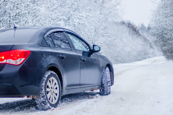 Автомобиль зимой на природе за городом. Снег. Снег на дороге. Зимняя дорога. Белые деревья. Черная машина. Автомобиль на дороге
.