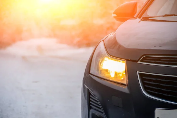 Araba kışın şehir dışında doğada. Kar resmi. Yolda kar var. Kış yolu. Beyaz ağaçlar. Siyah araba. Yoldaki araba..