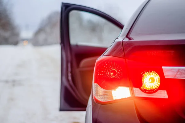 Araba kışın şehir dışında doğada. Kar resmi. Yolda kar var. Kış yolu. Beyaz ağaçlar. Siyah araba. Yoldaki araba..