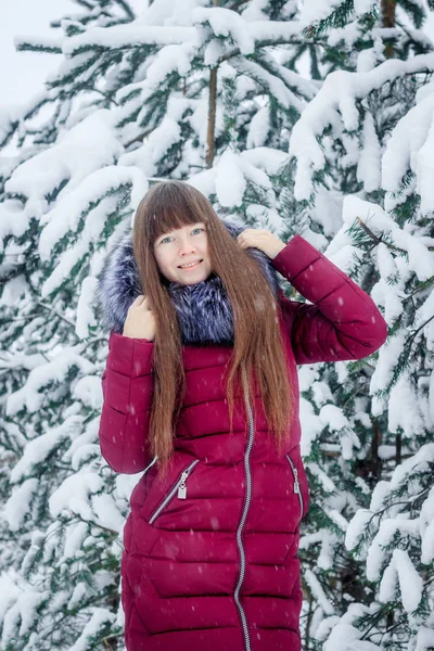 Dziewczyna w płaszczu na tle pokrytych śniegiem drzew. - Tak. Dziewczyna zima na spacerze. Zimowa bajka. Choinki w śniegu — Zdjęcie stockowe