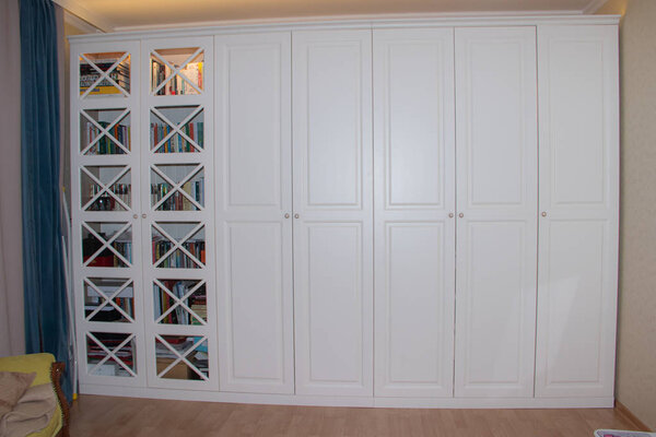 Современный белый шкаф. Мебель на заказ. Световой шкаф из массива. Россия, Гатчина 29 ноября 2019 года
