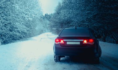 Doğada kışın araba şehir dışında seyahat konsepti.