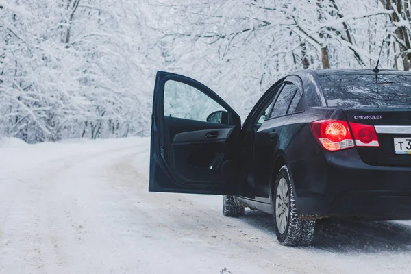 Samochód Zimą Przyrodzie Poza Miastem Koncepcja Podróży — Zdjęcie stockowe