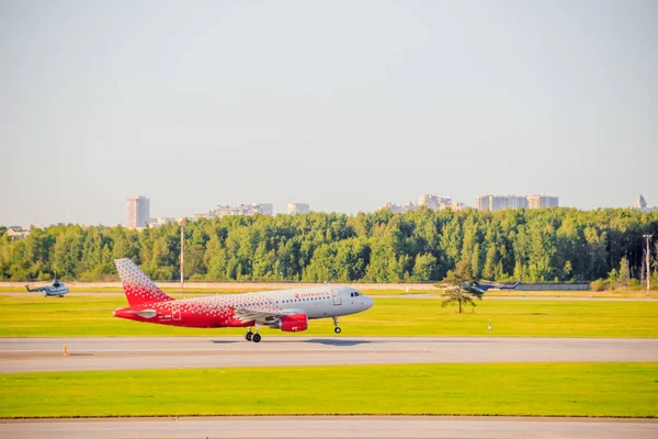 Russia Petersburg Jule 2018 Airplane Landing Airport Daytime Travel Concept — Stock Photo, Image